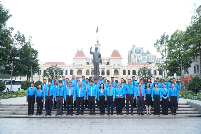 C&aacute;n bộ C&ocirc;ng đo&agrave;n, CNVC-LĐ TPHCM d&acirc;ng hương, d&acirc;ng hoa tưởng nhớ B&aacute;c Hồ, B&aacute;c T&ocirc;n - Ảnh 3.