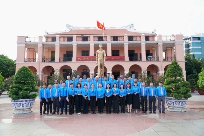 C&aacute;n bộ C&ocirc;ng đo&agrave;n, CNVC-LĐ TPHCM d&acirc;ng hương, d&acirc;ng hoa tưởng nhớ B&aacute;c Hồ, B&aacute;c T&ocirc;n - Ảnh 6.