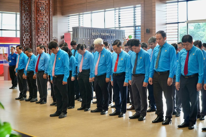 C&aacute;n bộ C&ocirc;ng đo&agrave;n, CNVC-LĐ TPHCM d&acirc;ng hương, d&acirc;ng hoa tưởng nhớ B&aacute;c Hồ, B&aacute;c T&ocirc;n - Ảnh 4.