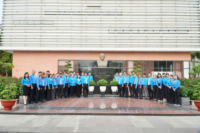 C&aacute;n bộ C&ocirc;ng đo&agrave;n, CNVC-LĐ TPHCM d&acirc;ng hương, d&acirc;ng hoa tưởng nhớ B&aacute;c Hồ, B&aacute;c T&ocirc;n - Ảnh 7.