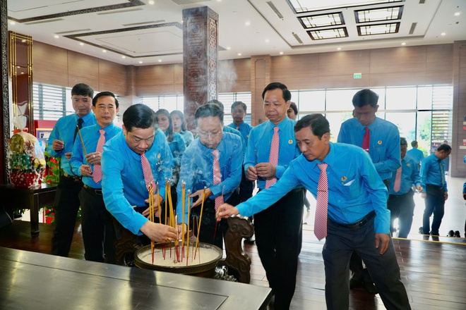 C&aacute;n bộ C&ocirc;ng đo&agrave;n, CNVC-LĐ TPHCM d&acirc;ng hương, d&acirc;ng hoa tưởng nhớ B&aacute;c Hồ, B&aacute;c T&ocirc;n - Ảnh 5.