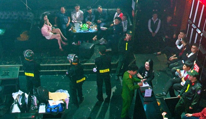 Cảnh s&aacute;t đột k&iacute;ch qu&aacute;n bar nổi tiếng Ninh B&igrave;nh, phạt hiện 30 người dương t&iacute;nh ma t&uacute;y - Ảnh 2.