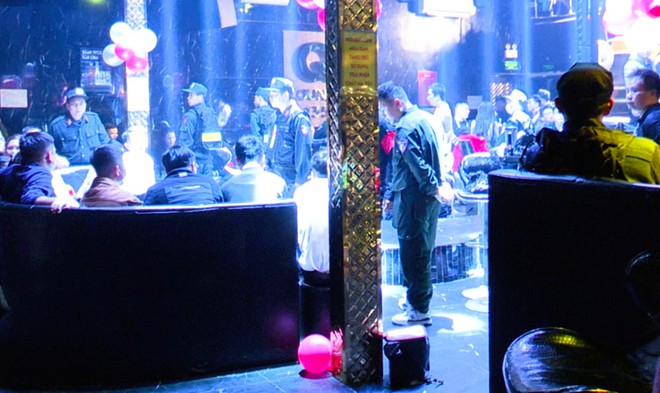 Cảnh s&aacute;t đột k&iacute;ch qu&aacute;n bar nổi tiếng Ninh B&igrave;nh, phạt hiện 30 người dương t&iacute;nh ma t&uacute;y - Ảnh 3.