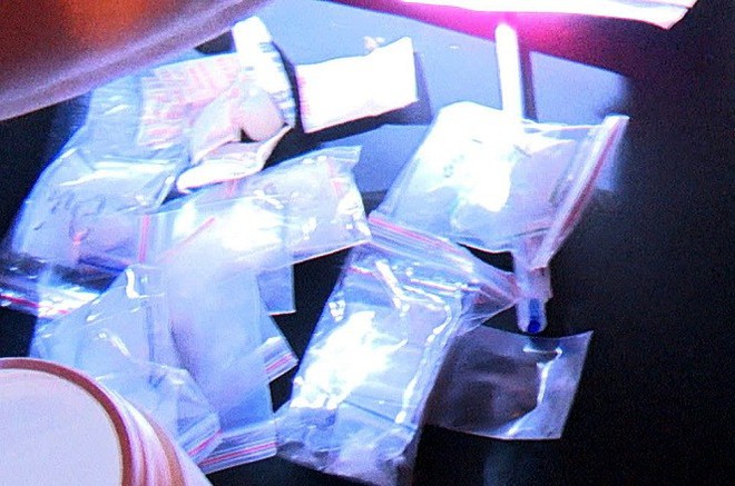 Cảnh s&aacute;t đột k&iacute;ch qu&aacute;n bar nổi tiếng Ninh B&igrave;nh, phạt hiện 30 người dương t&iacute;nh ma t&uacute;y - Ảnh 4.