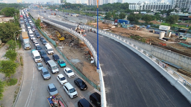 Giao th&ocirc;ng TPHCM &ugrave;n tắc nghi&ecirc;m trọng chiều tối 31 - 12 , người d&acirc;n chờ đợi mệt mỏi - Ảnh 8.