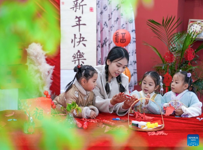 Ch&acirc;u &Aacute; đ&oacute;n giao thừa 2026 sớm: Nơi rực rỡ, nơi tĩnh lặng - Ảnh 6.