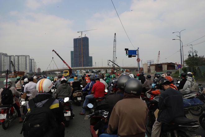 Giao th&ocirc;ng TPHCM &ugrave;n tắc nghi&ecirc;m trọng chiều tối 31 - 12 , người d&acirc;n chờ đợi mệt mỏi - Ảnh 7.