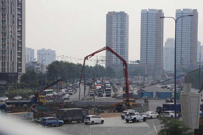 Giao th&ocirc;ng TPHCM &ugrave;n tắc nghi&ecirc;m trọng chiều tối 31 - 12 , người d&acirc;n chờ đợi mệt mỏi - Ảnh 6.