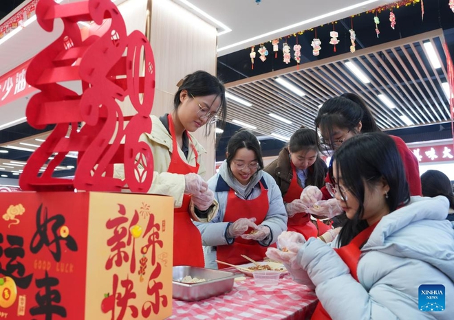 Ch&acirc;u &Aacute; đ&oacute;n giao thừa 2026 sớm: Nơi rực rỡ, nơi tĩnh lặng - Ảnh 12.