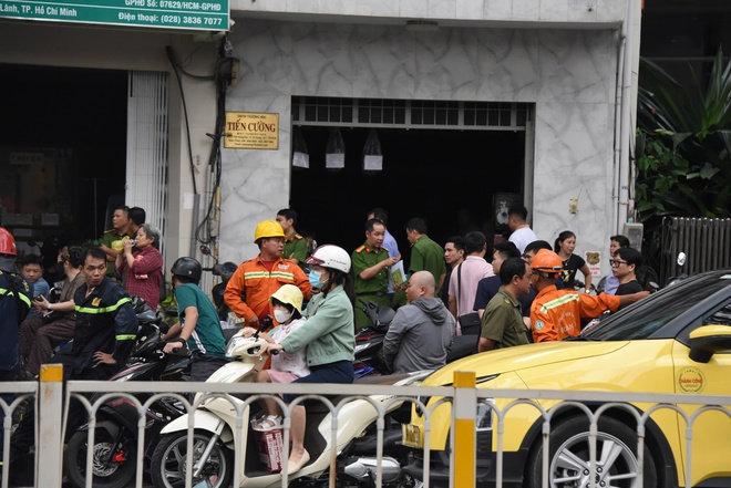 Phó Chủ tịch UBND TPHCM Trần Văn Bảy đến hiện trường vụ cháy 6 người thương vong, chỉ đạo khắc phục - Ảnh 6.