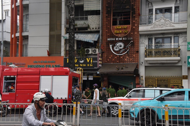 Phó Chủ tịch UBND TPHCM Trần Văn Bảy đến hiện trường vụ cháy 6 người thương vong, chỉ đạo khắc phục - Ảnh 5.