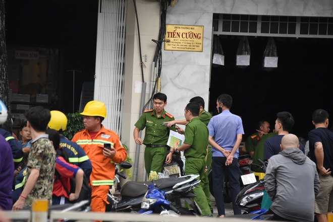 Phó Chủ tịch UBND TPHCM Trần Văn Bảy đến hiện trường vụ cháy 6 người thương vong, chỉ đạo khắc phục - Ảnh 4.