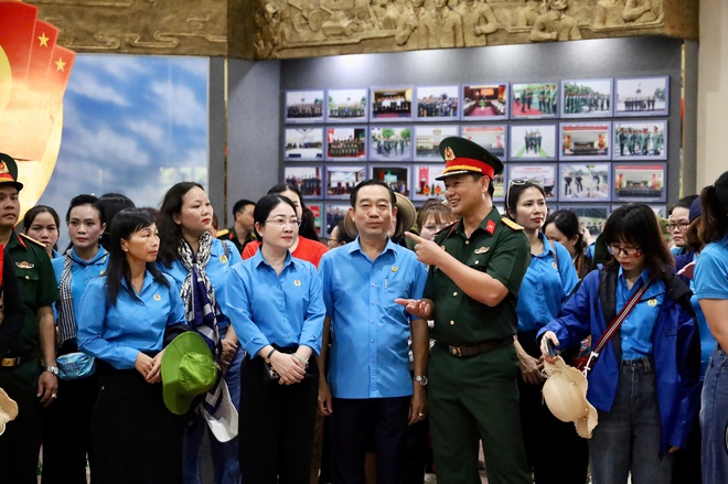 Ấm tình quân – dân trong chương trình "Một ngày cùng chiến sĩ" - Ảnh 2.