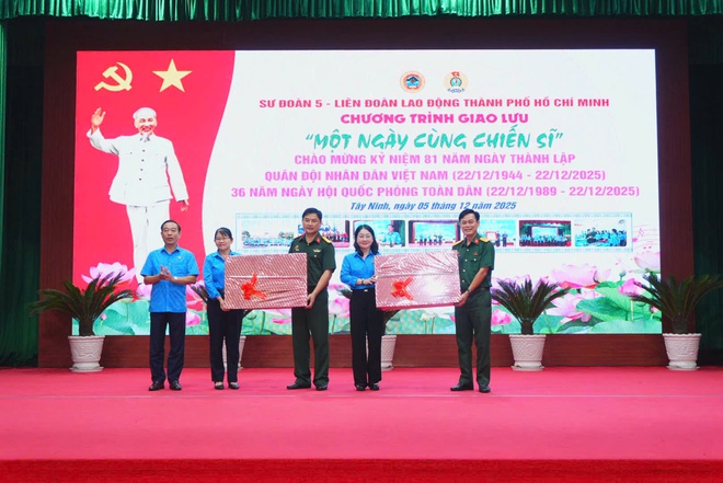 Ấm tình quân – dân trong chương trình "Một ngày cùng chiến sĩ" - Ảnh 7.