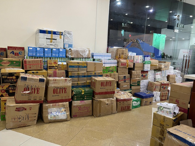 Những phần quà ý nghĩa gửi đến học sinh vùng lũ  - Ảnh 2.