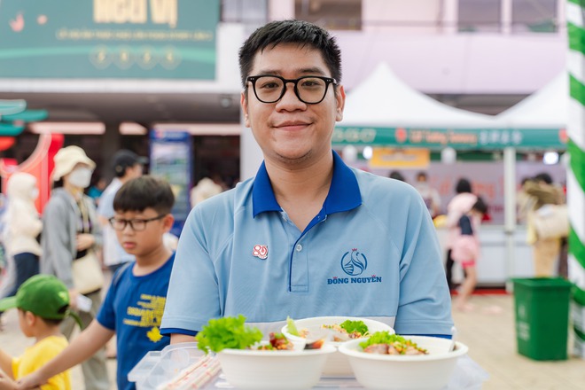 VIDEO: Hơn 300 món ngon "Hương Sắc Ngũ Vị" hội tụ tại Lễ hội Ẩm thực Chợ Lớn - Food Story 2025 - Ảnh 3.