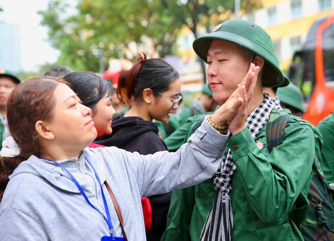 TP HCM: Xúc động giây phút chia tay lên đường tòng quân- Ảnh 13.