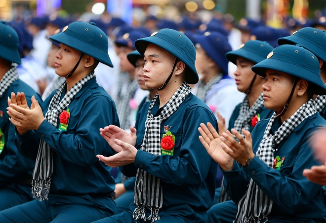 Hơn 4.000 thanh niên TP HCM hăng hái lên đường nhập ngũ- Ảnh 7.