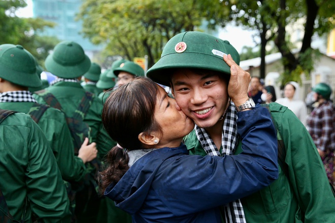 TP HCM: Xúc động giây phút chia tay lên đường tòng quân- Ảnh 4.