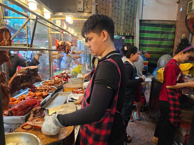 Bánh thần tài, heo quay cúng khai trương "cháy hàng" trong ngày mùng 6- Ảnh 4.