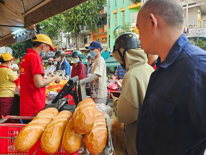 Bánh thần tài, heo quay cúng khai trương "cháy hàng" trong ngày mùng 6- Ảnh 8.