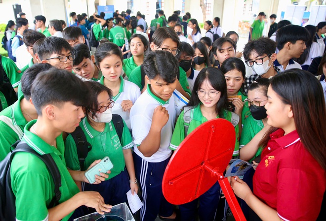 "Đưa trường học đến thí sinh" tại Bảo Lộc: Gỡ rối trước mùa thi- Ảnh 3.