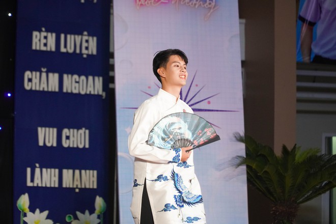 Không cần đi concert, học sinh TP HCM "cháy" hết mình ngay tại trường- Ảnh 16.