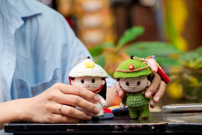VIDEO: Cờ Tổ quốc “handmade” lan tỏa tình yêu nước từ những mũi móc len gây sốt mạng xã hội - Ảnh 6.