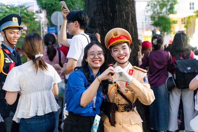 VIDEO: Khoảnh khắc "ngoan xinh yêu" của bộ đội và người dân trong buổi tổng hợp luyện- Ảnh 9. VIDEO: Khoảnh khắc "ngoan xinh yêu" của bộ đội và người dân trong buổi tổng hợp luyện- Ảnh 9.