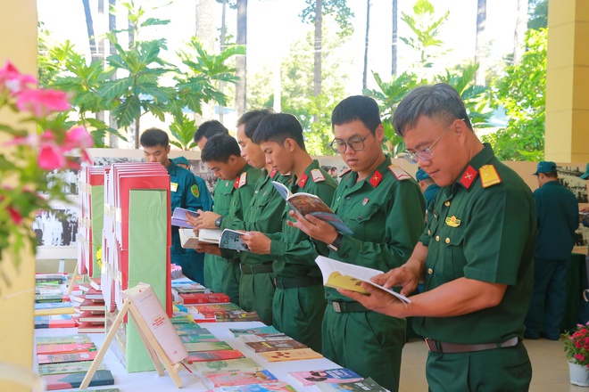 Văn hóa đọc giúp bộ đội mở rộng tầm nhìn, xây dựng bản lĩnh kiên cường - Ảnh 2.