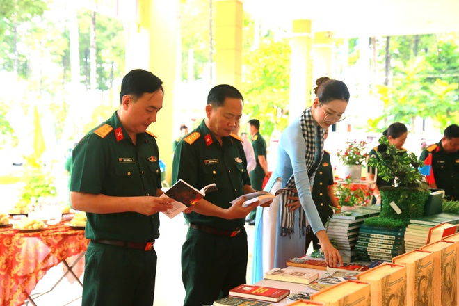 Văn hóa đọc giúp bộ đội mở rộng tầm nhìn, xây dựng bản lĩnh kiên cường - Ảnh 3.