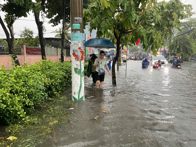 Mưa lớn sáng nay ở TP HCM: Có nơi đo được lượng mưa trên 200mm - Ảnh 2.