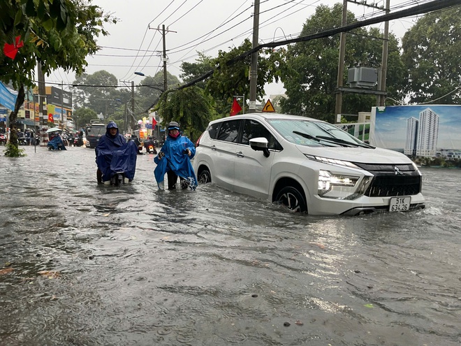 Mưa lớn sáng nay ở TP HCM: Có nơi đo được lượng mưa trên 200mm - Ảnh 1.
