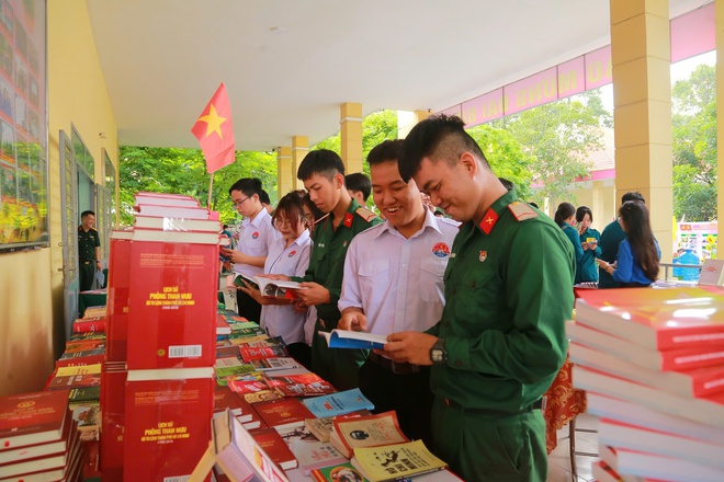 Văn hóa đọc giúp bộ đội mở rộng tầm nhìn, xây dựng bản lĩnh kiên cường - Ảnh 4.