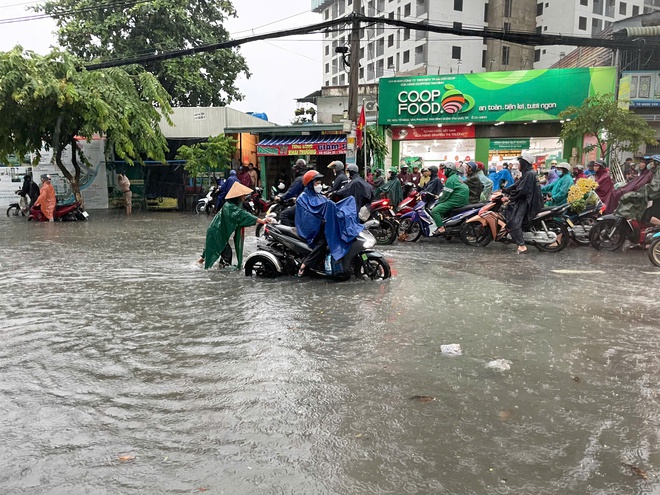 Cơn mưa sáng nay ở TP HCM ghi nhận lượng mưa cao nhất trong 8 năm qua - Ảnh 2.