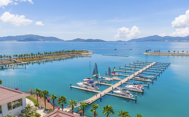 Vietnam's first international-standard marina begins operation - Ảnh 1.