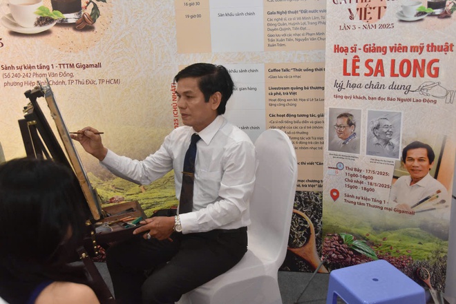 Khách tham quan thích thú nhận ký chân dung miễn phí tại chương trình "Tôn vinh cà phê, trà Việt"- Ảnh 4. Khách tham quan thích thú nhận ký chân dung miễn phí tại chương trình "Tôn vinh cà phê, trà Việt"- Ảnh 4.