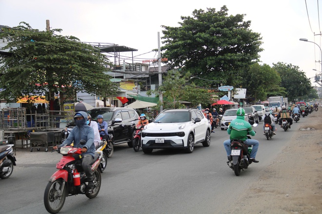 Đường Phạm Văn Bạch: 20 năm mặt bằng chưa xong, đường thành chợ - Ảnh 6.