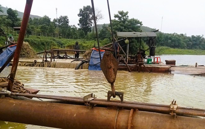 Tỉnh yêu cầu dừng, doanh nghiệp vẫn cho tàu rầm rộ hút cát- Ảnh 2. Tỉnh yêu cầu dừng, doanh nghiệp vẫn cho tàu rầm rộ hút cát- Ảnh 2.