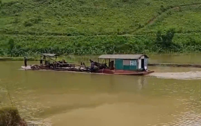 Tỉnh yêu cầu dừng, doanh nghiệp vẫn cho tàu rầm rộ hút cát- Ảnh 3. Tỉnh yêu cầu dừng, doanh nghiệp vẫn cho tàu rầm rộ hút cát- Ảnh 3.