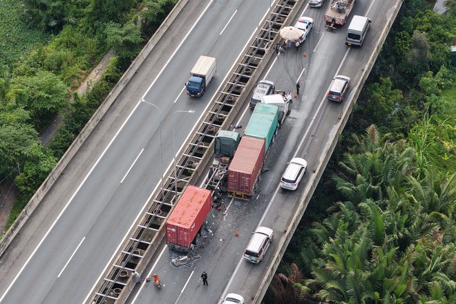 Tai nạn liên hoàn gây ùn tắc kéo dài trên cao tốc TP HCM - Long Thành - Dầu Giây- Ảnh 6. Tai nạn liên hoàn gây ùn tắc kéo dài trên cao tốc TP HCM - Long Thành - Dầu Giây- Ảnh 6.
