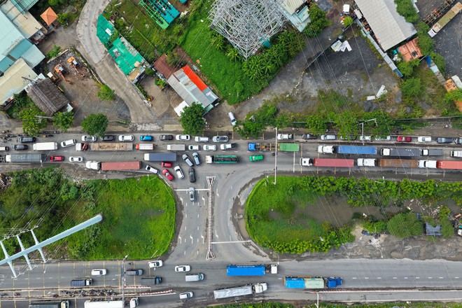 Tai nạn liên hoàn gây ùn tắc kéo dài trên cao tốc TP HCM - Long Thành - Dầu Giây- Ảnh 5. Tai nạn liên hoàn gây ùn tắc kéo dài trên cao tốc TP HCM - Long Thành - Dầu Giây- Ảnh 5.