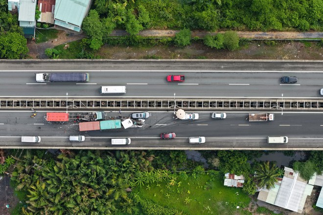 Tai nạn liên hoàn gây ùn tắc kéo dài trên cao tốc TP HCM - Long Thành - Dầu Giây- Ảnh 4. Tai nạn liên hoàn gây ùn tắc kéo dài trên cao tốc TP HCM - Long Thành - Dầu Giây- Ảnh 4.