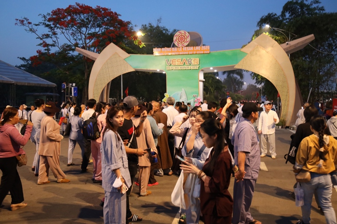 TP HCM: Hàng ngàn người đang hướng về chùa Thanh Tâm- Ảnh 1. TP HCM: Hàng ngàn người đang hướng về chùa Thanh Tâm- Ảnh 1.