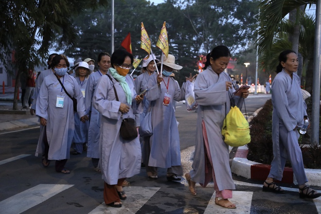TP HCM: Hàng ngàn người đang hướng về chùa Thanh Tâm- Ảnh 2. TP HCM: Hàng ngàn người đang hướng về chùa Thanh Tâm- Ảnh 2.