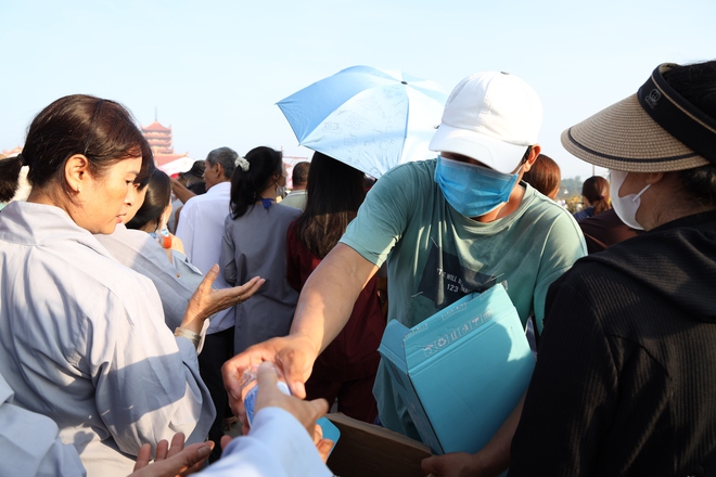 TP HCM: Hàng ngàn người đang hướng về chùa Thanh Tâm- Ảnh 7. TP HCM: Hàng ngàn người đang hướng về chùa Thanh Tâm- Ảnh 7.