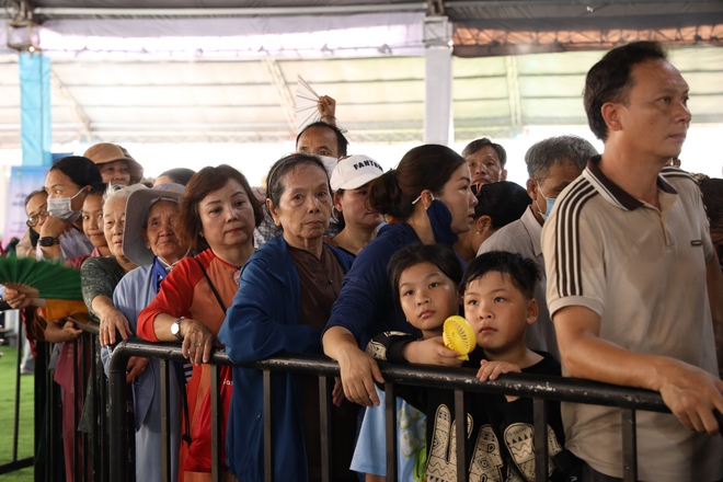 Chiêm bái Xá lợi Đức Phật ở TP HCM: Những hình ảnh ấn tượng vừa được ghi nhận- Ảnh 4. Chiêm bái Xá lợi Đức Phật ở TP HCM: Những hình ảnh ấn tượng vừa được ghi nhận- Ảnh 4.