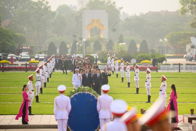 Lãnh đạo Đảng, Nhà nước và các đại biểu Quốc hội vào Lăng viếng Chủ tịch Hồ Chí Minh- Ảnh 5. Lãnh đạo Đảng, Nhà nước và các đại biểu Quốc hội vào Lăng viếng Chủ tịch Hồ Chí Minh- Ảnh 5.