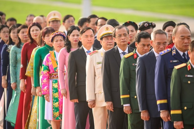 Lãnh đạo Đảng, Nhà nước và các đại biểu Quốc hội vào Lăng viếng Chủ tịch Hồ Chí Minh- Ảnh 2. Lãnh đạo Đảng, Nhà nước và các đại biểu Quốc hội vào Lăng viếng Chủ tịch Hồ Chí Minh- Ảnh 2.