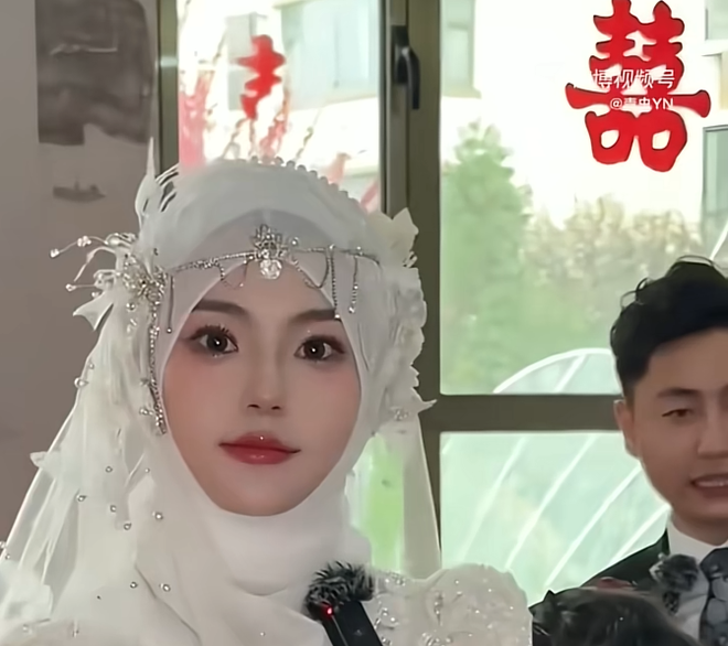 Cô dâu bị nghi là AI vì quá đẹp - Ảnh 2.